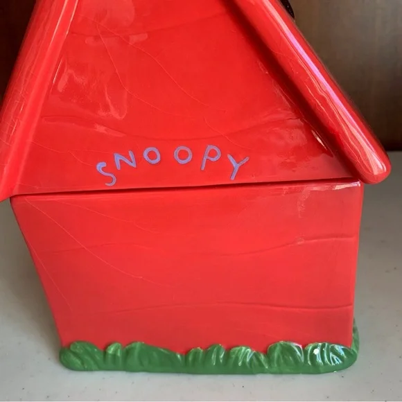 Peanuts Classic Snoopy on His Dog House Ceramic Cookie Jar - Picture 4 of 8